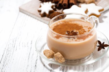 fincan sıcak baharatlı masala çay ve Noel kurabiyeleri 