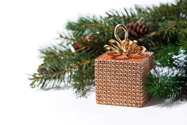 Boże Narodzenie dekoracji złote pudełko na białym tle — Zdjęcie stockowe