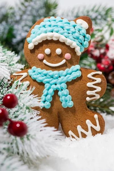 Christmas gingerbread man and Christmas tree, closeup — Stock Photo, Image