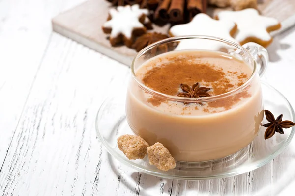 Šálek horké pikantní masala čaj a vánoční cukroví — Stock fotografie