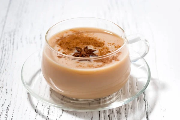 Taza de té de masala sobre fondo blanco —  Fotos de Stock