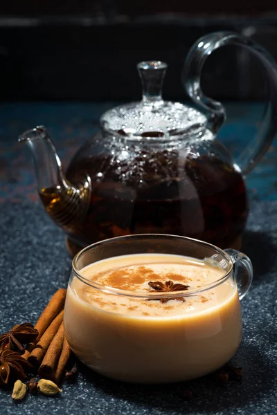 Xícara de chá picante masala, vertical — Fotografia de Stock