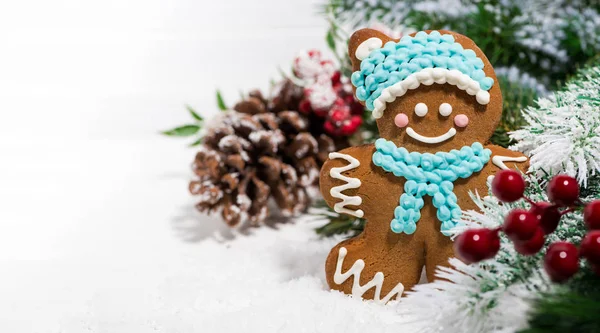 Festive Christmas gingerbread man and Christmas tree — Stock Photo, Image