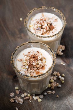 kremsi kokteyl ile müsli koyu arka planda, üstten görünüm