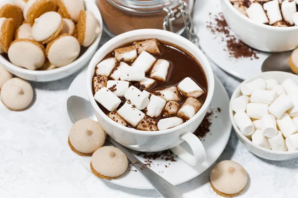Tazas de chocolate caliente con malvaviscos sobre fondo blanco —  Fotos de Stock