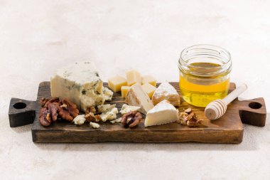 Beyaz bir arka plan üzerinde Peygamberli