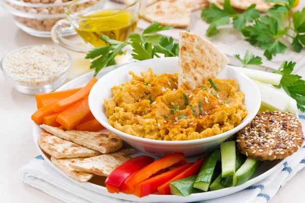 Hummus molho árabe com legumes frescos e pão pita — Fotografia de Stock