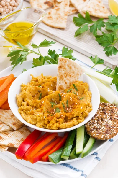 Hummus molho árabe com legumes frescos e pão pita — Fotografia de Stock