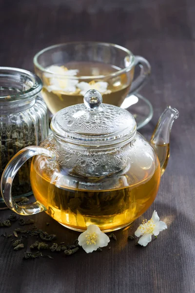 Grüner Tee mit Jasmin, senkrecht — Stockfoto