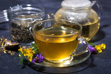 aromatik otlar karanlık bir tabloda çay