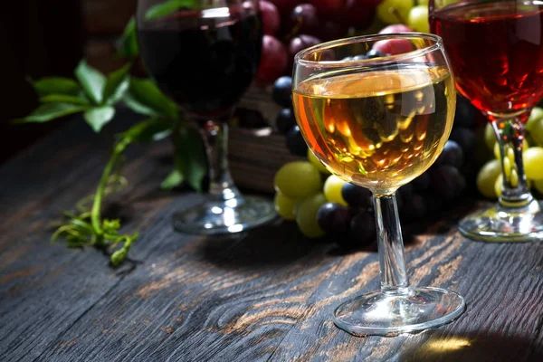 Sortimento vinho diferente na mesa de madeira escura — Fotografia de Stock