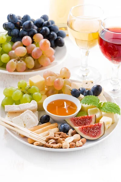 Сыры, фрукты, вино и закуски, вертикальные — стоковое фото