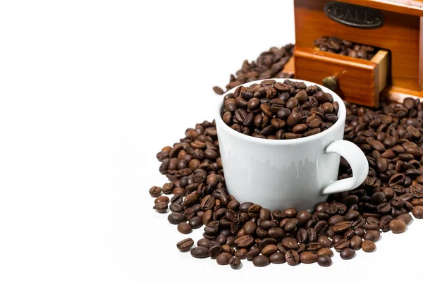 Taza con granos de café y molinillo de café fresado a mano — Foto de Stock