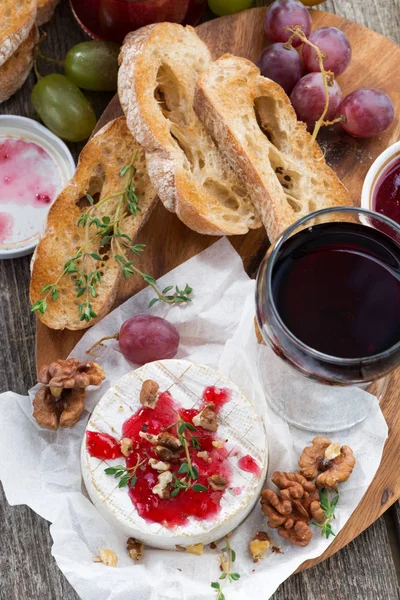 Köstliche Vorspeisen für Wein - Camembert, Beerenmarmelade, Toast — Stockfoto