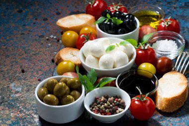 Mozzarella peyniri, taze malzemelerle salata ve ekmek 