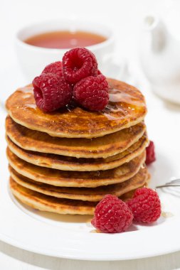 Ahududu dikey Kahvaltıda krep yığını 