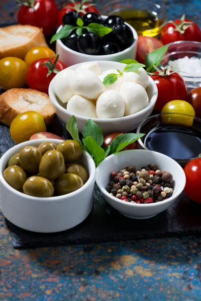 Mozzarella, verse ingrediënten voor de salade en brood — Stockfoto