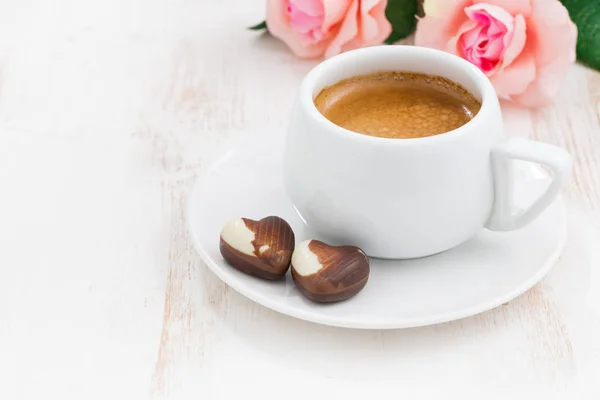 Çikolata kalpleri ve espresso Sevgililer günü için — Stok fotoğraf