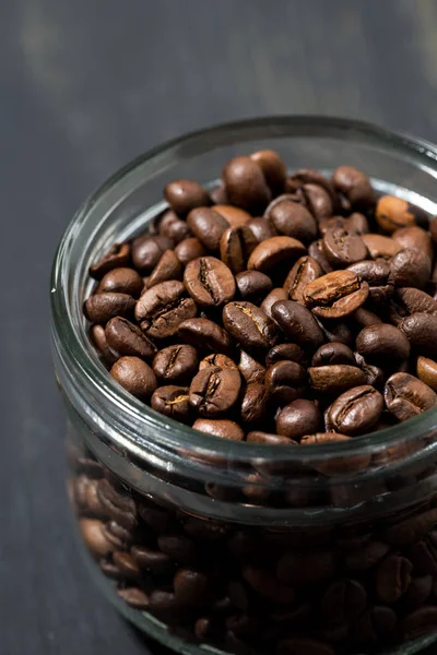 Pot koffie bonen op een houten ondergrond, concept foto — Stockfoto