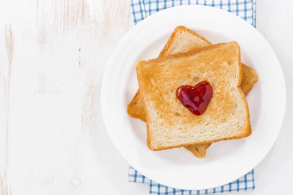 Toasty s džemem v tvaru srdce pro den svatého Valentýna — Stock fotografie