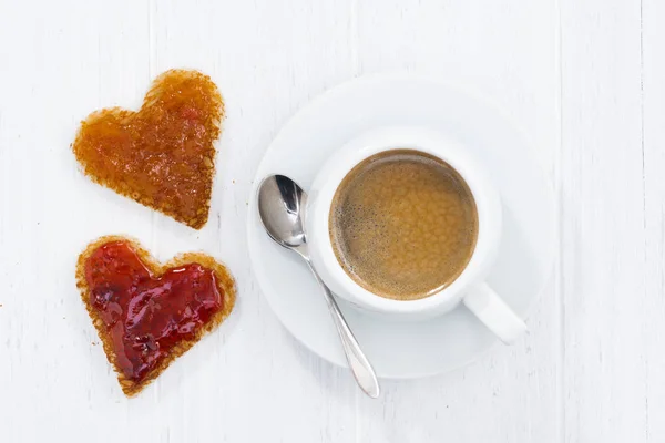 Toast a forma di cuore con marmellata di frutta e tazza di caffè — Foto Stock