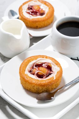 tatlı pasta krema, reçel ve bir fincan kahve, dikey