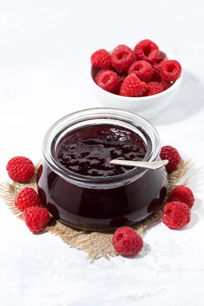 树莓果酱在玻璃罐子, 垂直 — 图库照片