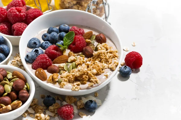 牛奶什锦早餐有酸奶和早饭在白色背景上的浆果 — 图库照片