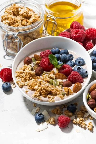 ヨーグルトとベリーの白い背景の上の朝食ミューズリー — ストック写真