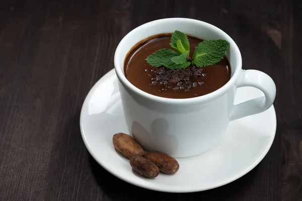 Gorąca czekolada z miętą w filiżance na ciemnym tle drewnianych — Zdjęcie stockowe