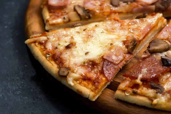Pizza med ost och korv, närbild — Stockfoto