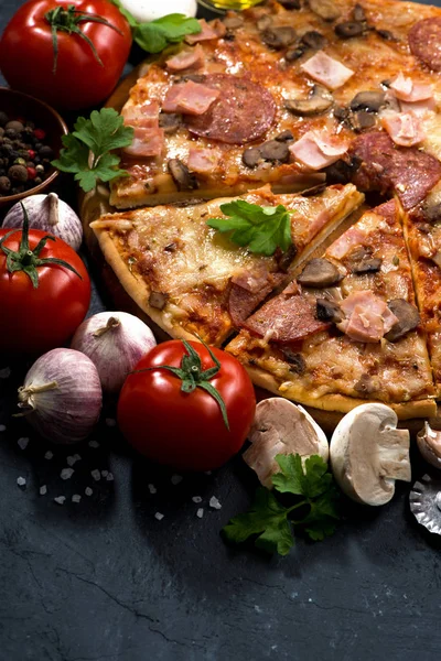 垂直の食材とチーズ ソーセージのピッツァ — ストック写真