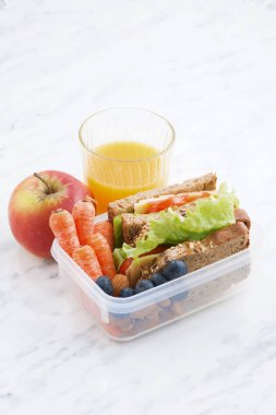 sandviç ile beslenme çantası masada kepekli ekmek