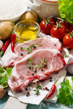 domuz bir kesme tahtası ve taze malzemeler iki adet