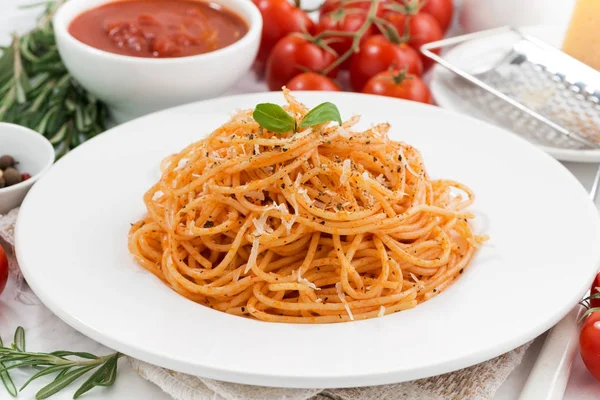 Pasta met tomatensaus en ingrediënten, close-up — Stockfoto