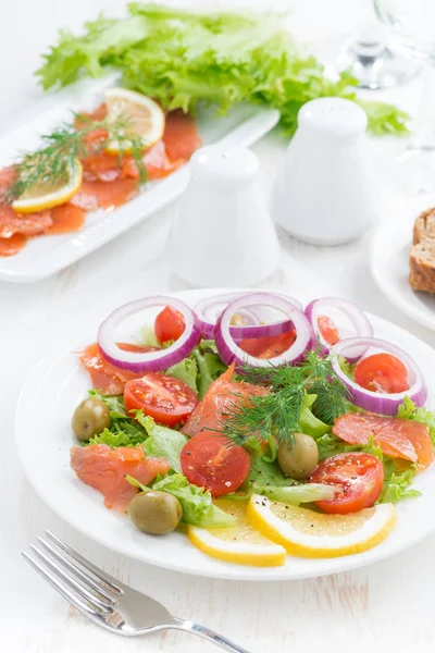 Salat med saltet laks på en tallerken, vertikal – stockfoto