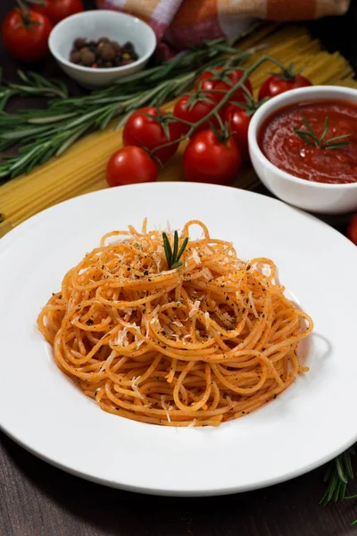 Тарелка спагетти с томатным соусом, вертикальный, крупный план — стоковое фото