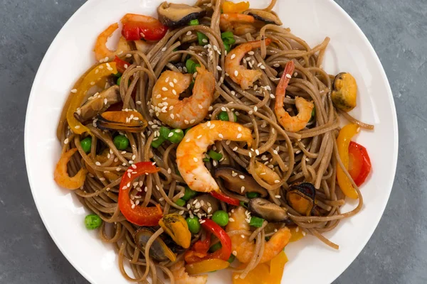 Nouilles épicées au sarrasin aux fruits de mer et légumes — Photo