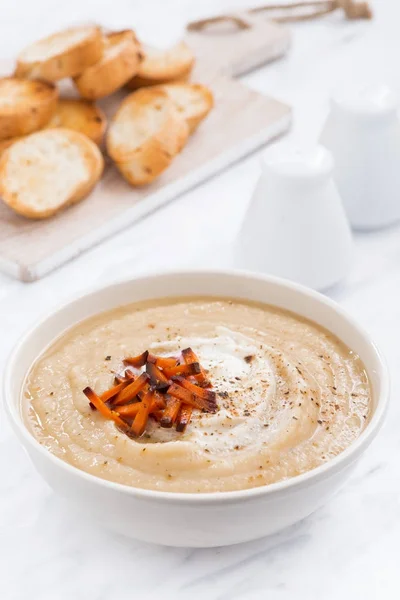 Sup krim sayuran dengan wortel karamelisasi dan croutons — Stok Foto