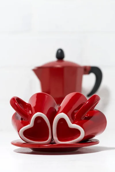Tazze da caffè rosse con cuori e una caffettiera, verticale — Foto Stock