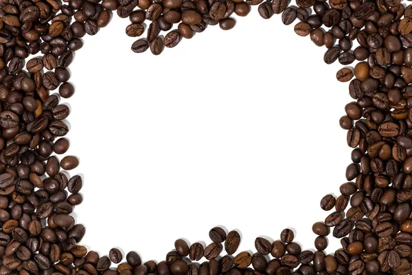 Белый фон с кофейными зёрнами — стоковое фото