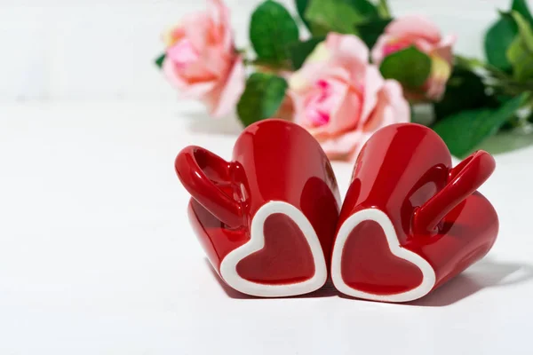 Tazas de café rojo en forma de corazones y rosas —  Fotos de Stock