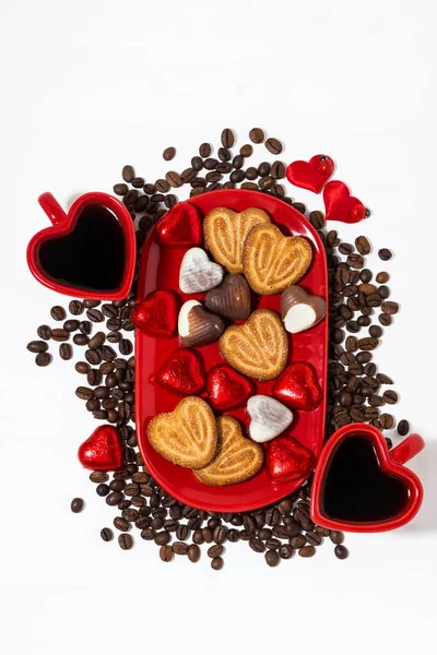 Teller mit Plätzchen, Bonbons und Kaffee zum Valentinstag — Stockfoto