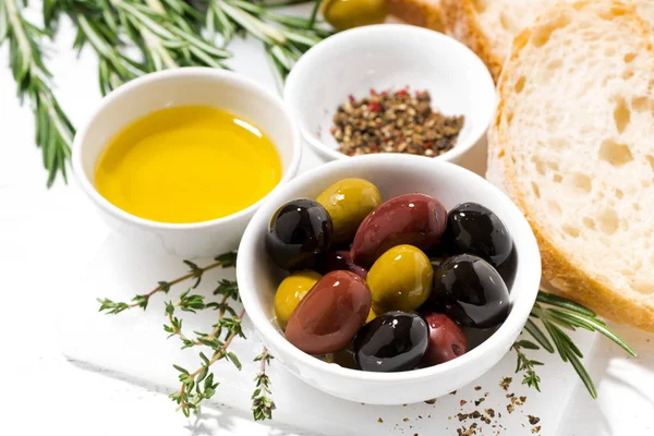Olives biologiques fraîches, épices et pain, vue sur le dessus — Photo