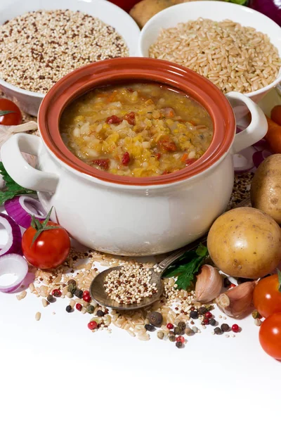 Здоровий обід, суп з квасолею та овочами, вертикальний — стокове фото