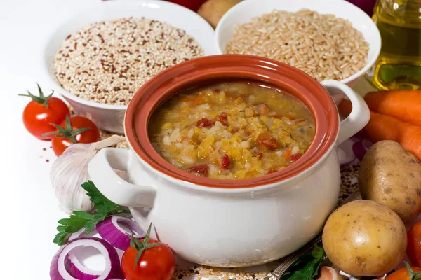 Gesundes Mittagessen, Suppe mit Bohnen und Gemüse, Nahaufnahme — Stockfoto