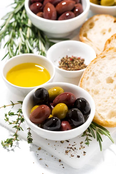 Olive fresche biologiche, spezie e pane, verticale — Foto Stock