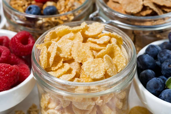 Copos de maíz y una variedad de productos saludables para el desayuno — Foto de Stock