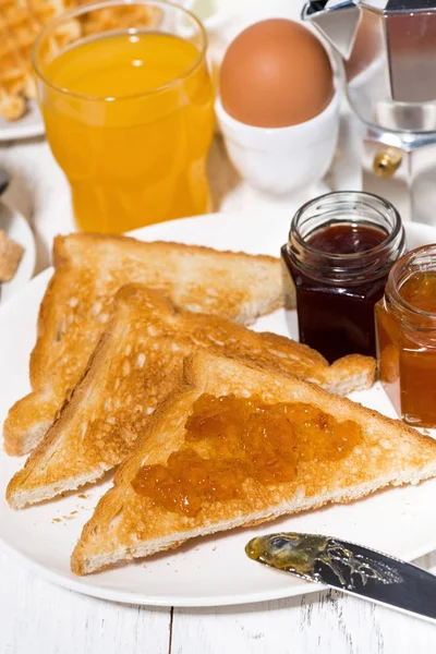 Krokante toast met bessen jam bij het ontbijt, verticale — Stockfoto