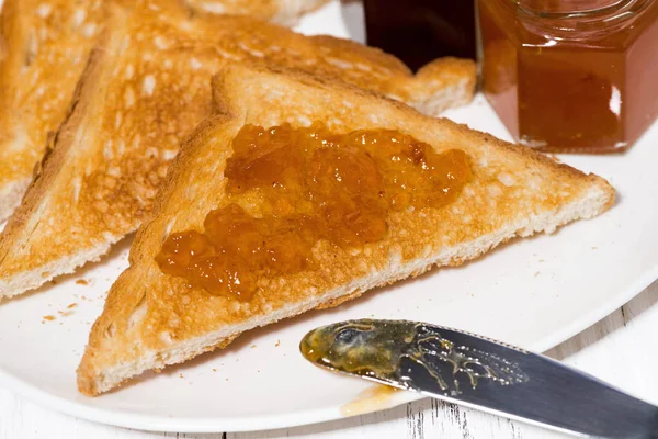 Chrupiące tosty z dżemem na śniadanie, zbliżenie — Zdjęcie stockowe